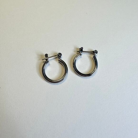 NWT silver color small sized hoop earrings - Picture 1 of 2